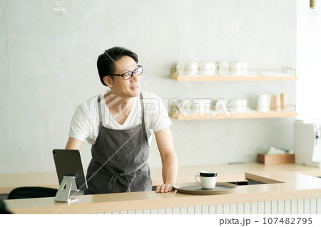 カフェで働く男性 カフェで働く男性 107482795