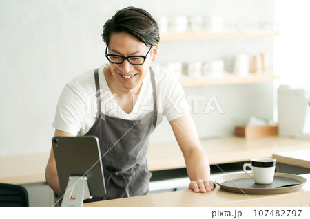 カフェで働く男性 カフェで働く男性 107482797