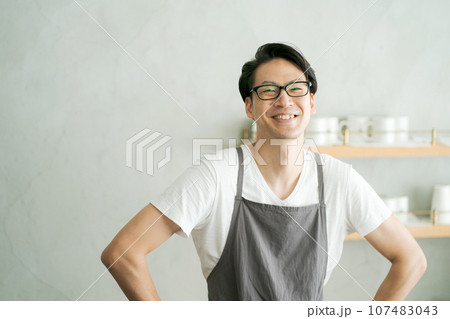 カフェで働く男性 107483043