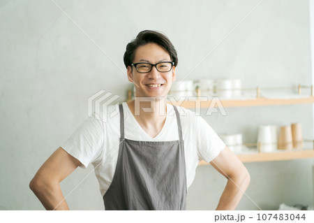 カフェで働く男性 107483044