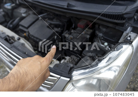 軽自動車のエンジンルームをチェックする男性のイメージ 107483045