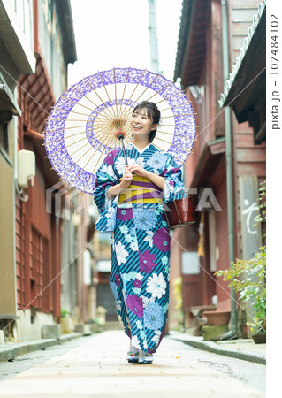 着物の女性 金沢観光をする女性 着物の女性 金沢観光をする女性 107484102