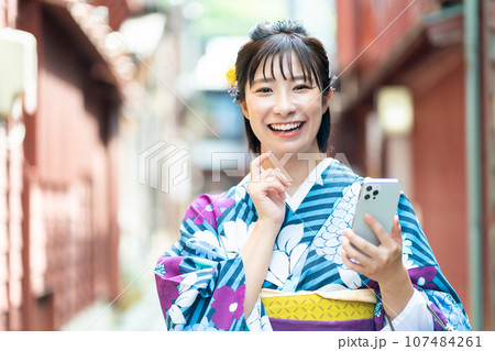 スマホを持った着物の女性 金沢観光をする女性 スマホを持った着物の女性 金沢観光をする女性 107484261