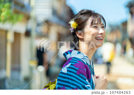 着物の女性 金沢観光をする女性 着物の女性 金沢観光をする女性 107484263