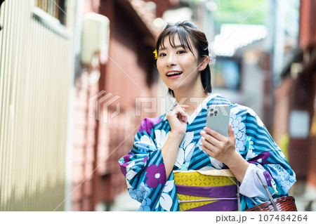 着物の女性 金沢観光をする女性 着物の女性 金沢観光をする女性 107484264