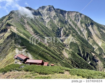 秋の五竜岳登山 （白岳から五竜岳・五竜山荘を望む） 107484834