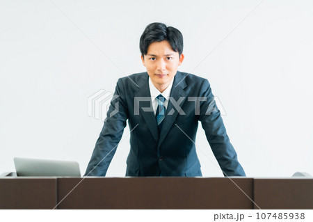 壇上で解説するセミナー中の講師 壇上で解説するセミナー中の講師 107485938