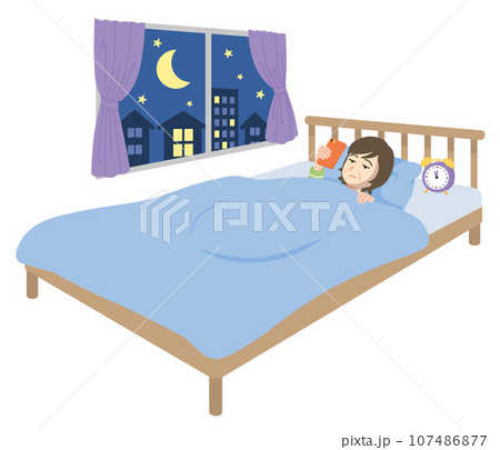 寝ながらスマホ　中年女性 107486877