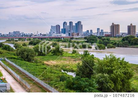 日本の東京都市景観 10月…二子玉川駅近くの多摩川や武蔵小杉駅前のタワーマンション群などを望む=3日 日本の東京都市景観 10月…二子玉川駅近くの多摩川や武蔵小杉駅前のタワーマンション群などを望む=3日 107487216