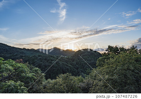 新潟　五智公園から望む上越の夕日 107487226