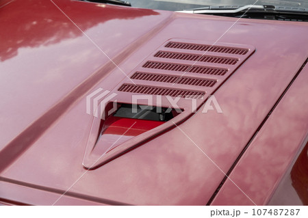 自動車の空気取り入れ口　Air intake of private car 107487287