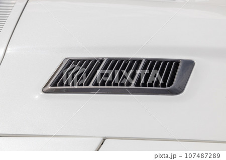 自動車の空気取り入れ口 Air intake of private car 自動車の空気取り入れ口 Air intake of private car 107487289