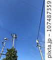 青空の下の電柱と電線 107487359