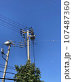 青空の下の電柱と電線 107487360