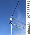 青空の下の電柱と電線 107487361