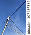 青空の下の電柱と電線 107487362