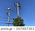 青空の下の電柱と電線 107487363