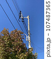 青空の下の電柱と電線 107487365