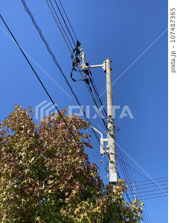 青空の下の電柱と電線 107487365