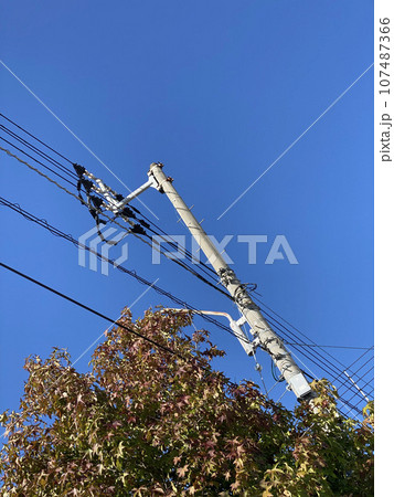 青空の下の電柱と電線 107487366