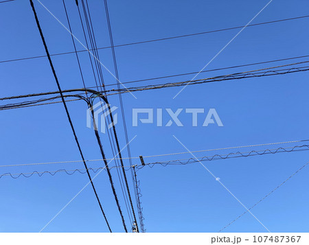 青空の下の電柱と電線 107487367