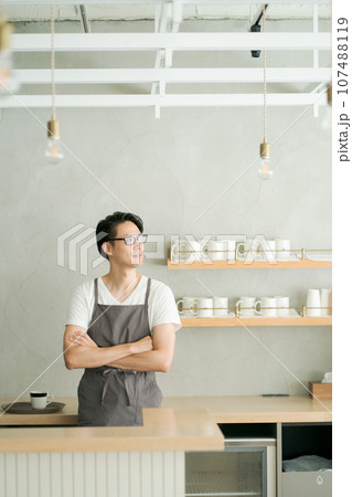 カフェで働く男性 カフェで働く男性 107488119