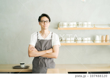 カフェで働く男性 107488120