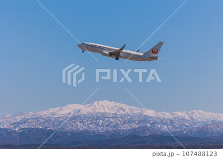 【小松空港】雪山を飛ぶJAL機 107488123