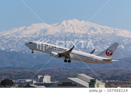 【小松空港】雪山を飛ぶJAL機 107488124