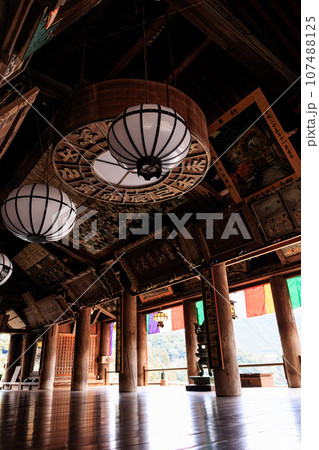 【奈良県】大和路 冬の『長谷寺』（縦写真） 107488125