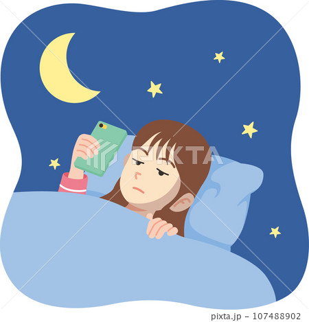 寝ながらスマホ　若い女性　アップ 107488902