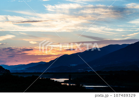 吉野川 四国三郎 徳島県 夕焼け空 吉野川 四国三郎 徳島県 夕焼け空 107489329