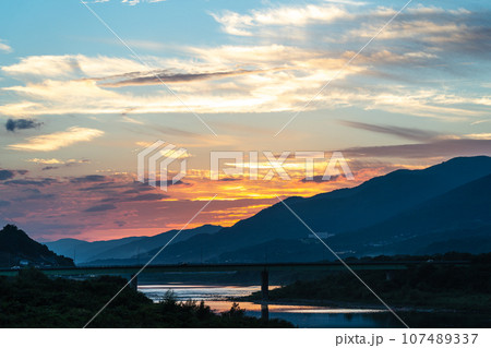 吉野川 四国三郎 徳島県 夕焼け空 吉野川 四国三郎 徳島県 夕焼け空 107489337