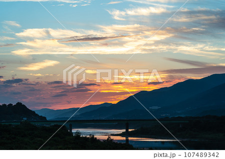 吉野川　四国三郎　徳島県　夕焼け空 107489342