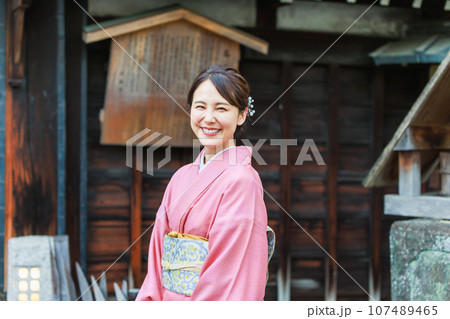 京都の観光地を巡る着物姿の若い女性 107489465
