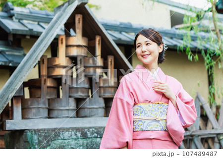 京都の観光地を巡る着物姿の若い女性 107489487