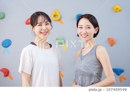 ボルダリングをする2人の女性 107489549