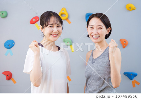 ボルダリングをする2人の女性 107489556