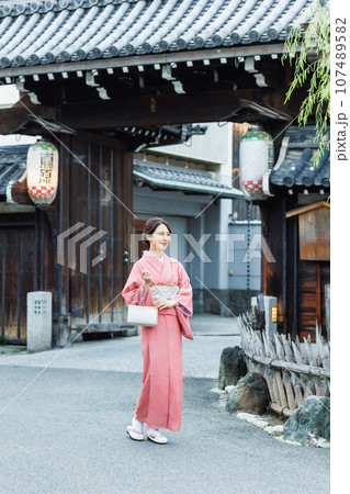 京都の観光地を巡る着物姿の若い女性 京都の観光地を巡る着物姿の若い女性 107489582