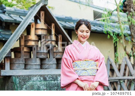 京都の観光地を巡る着物姿の若い女性 107489701