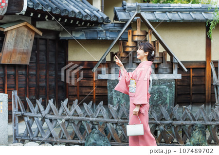 京都の観光地を巡る着物姿の若い女性 107489702