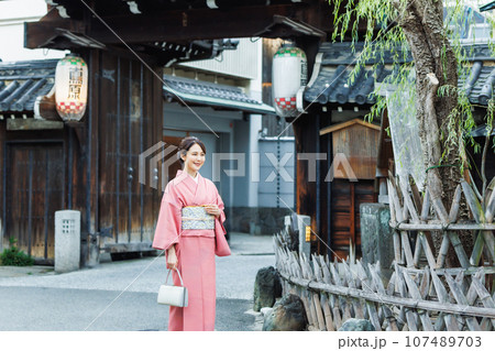 京都の観光地を巡る着物姿の若い女性 107489703