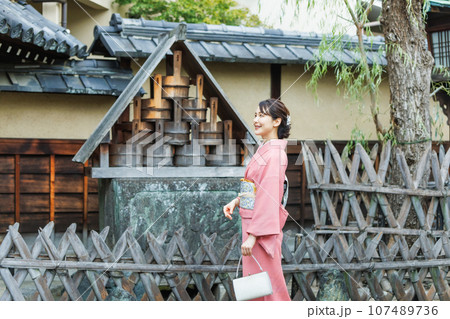 京都の観光地を巡る着物姿の若い女性 京都の観光地を巡る着物姿の若い女性 107489736