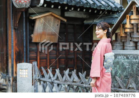 京都の観光地を巡る着物姿の若い女性 107489776