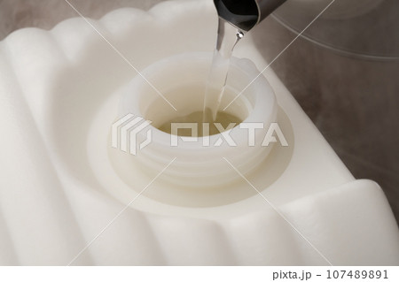 湯たんぽ　お湯入れる 107489891