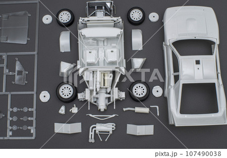 車のプラモデルを組みてたる 車のプラモデルを組みてたる 107490038