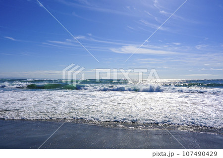 冬の遠州灘の海 107490429
