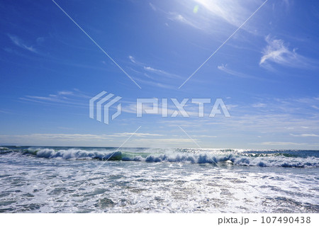 冬の遠州灘の海 107490438