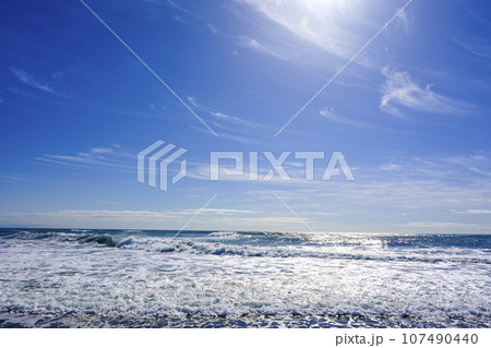 冬の遠州灘の海 107490440