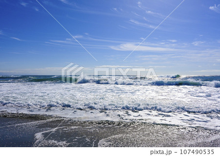 冬の遠州灘の海 冬の遠州灘の海 107490535